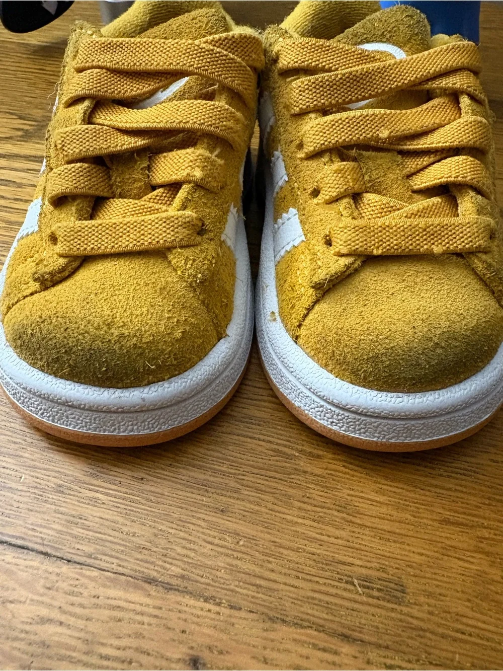 Little kids/Toddler Adidas gold campus sneaks. Size 5.
